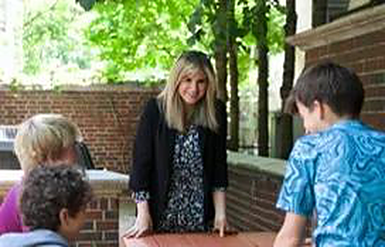 Lizzie presenting to children in a workshop